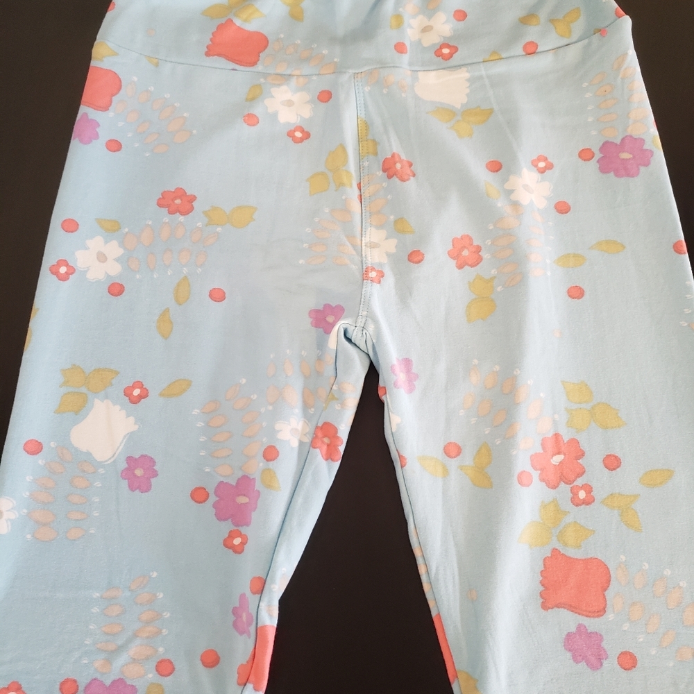 LulaRoe OS leggings pastel blue with floral print.